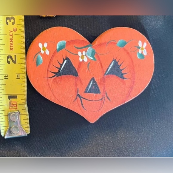 Vintage Pumpkin Brooch Wood Hand Painted Heart Shape Feminine Romantic Whimsical - Picture 7 of 7